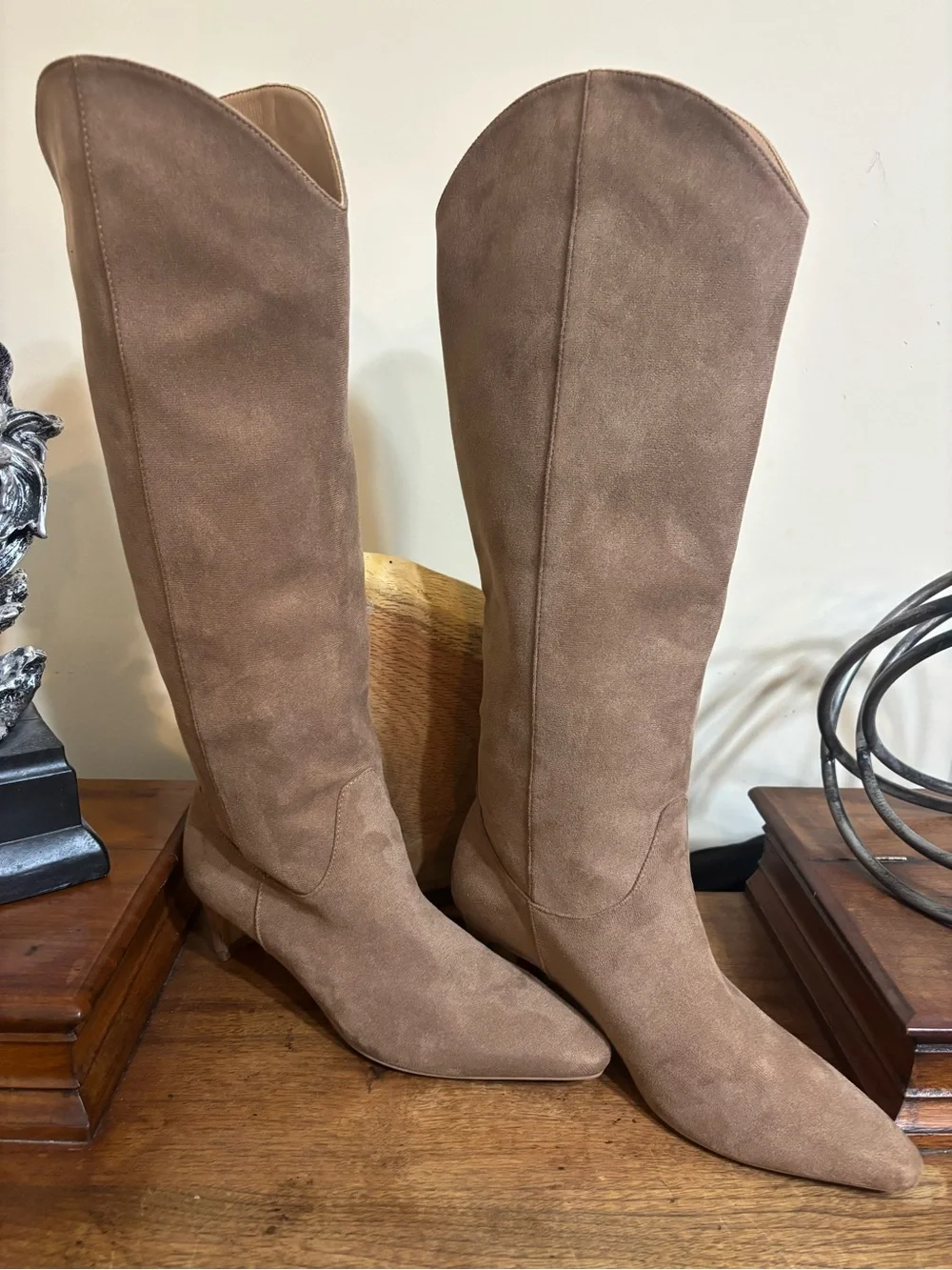 Luka by BILLINI Taupe Faux Suede Knee High Boots Pointed Toe Size 8 New Like